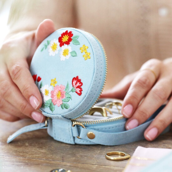 Resesmyckeskrin, runt – Ljusblått med broderi