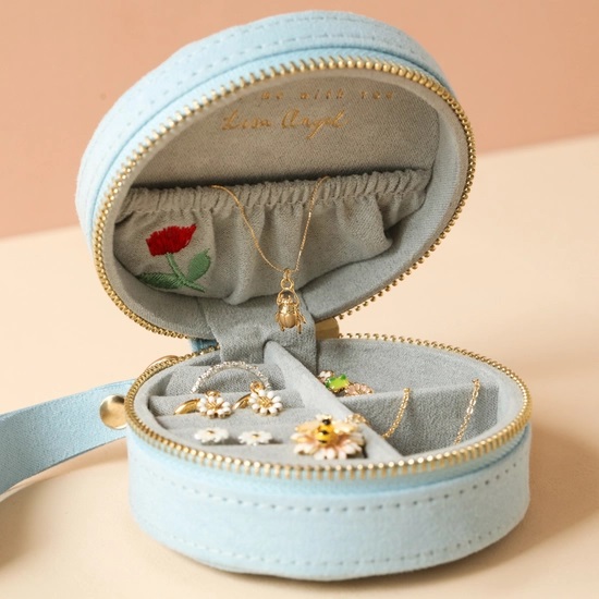 Resesmyckeskrin, runt – Ljusblått med broderi - Bild 3