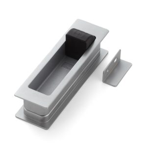Inloppshandtag i zinklegering med integrerad utfällbar dörrstopp, yta: krompläterad, satinmatt, 135 mm (5-5/16″) HH-P135DC. Inloppshandtag HH-P135DC med stoppskydd för skjutdörr, av Sugatsune / LAMP® (Japan)