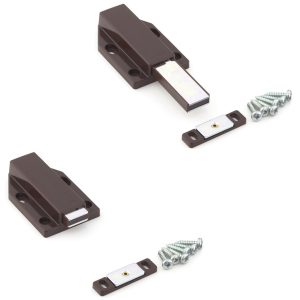 2 stycken magnetiska snäpplås, inkl. motplatta, yta: brun, 38 mm (1-1/2″), version: med lång låspinne, ML-120BR. Push-to-open dörröppnare för möbeldörrar, skåpdörrar och mycket mer, av Sugatsune / LAMP® (Japan)