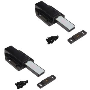 2 stycken magnetiska snäpplås, inkl. motplatta, yta: svart, 70 mm (2-3/4″), version: med lång låspinne, ML-120BL. Push-to-open dörröppnare för möbeldörrar, skåpdörrar och mycket mer, av Sugatsune / LAMP® (Japan)